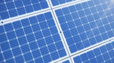 Deniz veya okyanusta 3d illüstrasyon güneş panelleri. Alternatif enerji. Yenilenebilir enerji kavramı. Ekolojik, temiz enerji. Güneş panelleri, mavi gökyüzüne karşı fotovoltaik hücreler.