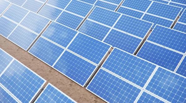 3D illustration Solar Panels. Alternative energy. Concept of renewable energy. Ecological, clean energy. Solar panels, photovoltaic with reflection beautiful blue sky. Solar panels in the desert — Stock Photo, Image