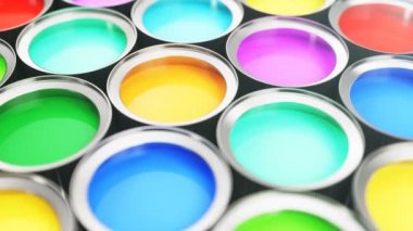 Güzel renkli canboya 3d animasyon boya, renkli boya boya ile binek metal canları grup: mavi, yeşil, sarı, turkuaz, pembe ve kırmızı renk boya. Döngüye sahip, döngülü animasyon, kesintisiz arka plan.