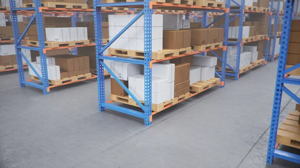 Skladiště s kartonovými krabicemi uvnitř na paletových regálech, logistika — Stock fotografie