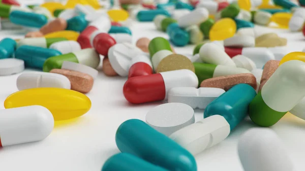 Sok különböző színű tabletta, kapszula izolálja fehér alapon. Egészségügyi koncepció. Antibiotikumok a tablettákban, vitaminok. Gyógyszertárból származó áruk. Gyógyszeripari vállalat, ipar, 3D illusztráció — Stock Fotó