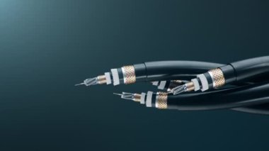 Renkli arka planda fiber optik kablo animasyonu. Geleceğin kablo teknolojisi. Enine kesitte ayrıntılı kıvrımlı kablo. Güçlü iletişim teknolojisi. Ağ konsepti, 3D Canlandırma 4K
