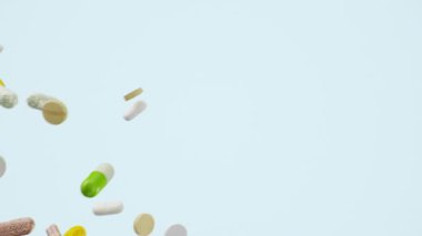 Üç boyutlu animasyon yavaş çekim uçuşu, düşen haplar. Renkli haplar, kapsüller. Sağlık hizmeti konsepti. Hapların içinde antibiyotikler, vitaminler. Eczaneden alınmış. İlaç şirketi, endüstri. 4K