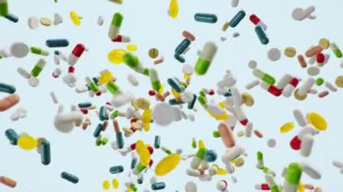 Animasyon yavaş çekim uçuşu, düşen haplar. Renkli haplar, kapsüller. Sağlık hizmeti konsepti. Hapların içinde antibiyotikler, vitaminler. Eczaneden alınmış. İlaç şirketi, endüstri, 3 boyutlu animasyon.