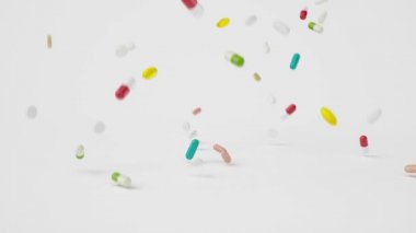 Animasyon yavaş çekim düşen haplar. Çok renkli kapsüller ve haplar: antibiyotikler, vitaminler, diyet takviyeleri. Eczaneden alınmış. İlaç şirketi, endüstri, 3 boyutlu animasyon.