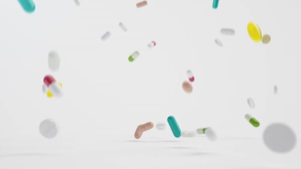 Animáció lassított felvételű zuhanó tabletták. Többszínű kapszulák és tabletták: antibiotikumok, vitaminok, étrend-kiegészítők. Gyógyszertárból származó termék. Gyógyszeripari vállalkozás, ipar, 3D animáció — Stock videók