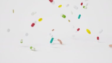 Animasyon yavaş çekim düşen haplar. Çok renkli kapsüller ve haplar: antibiyotikler, vitaminler, diyet takviyeleri. Eczaneden alınmış. İlaç şirketi, endüstri, 3 boyutlu animasyon.
