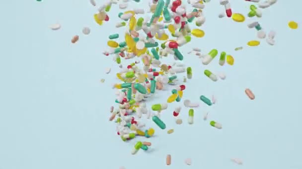 Animatie van de beweging van tabletten als een tornado. Snel ronddraaiende tabletten, pillen. Gekleurde capsules. Antibiotica pillen, vitaminen. Product van de apotheek. Farmaceutisch bedrijf, industrie, 3D Animatie — Stockvideo