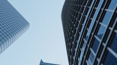 Mavi camlı gökdelenlerin modern iş merkezi ofisi. İş gökdelenleri boyunca yükselen hareketler. İş bölgesi. Başarı konsepti. Yukarı hareket 3d animasyon 3840x2160