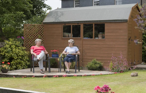 Duas Mulheres Sentadas Pátio Jardim Fora Celeiro Estilo Galpão Madeira — Fotografia de Stock