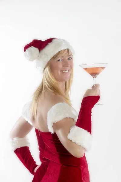 金发碧眼的女人穿着圣诞老人的化装舞会服装 拿着饮料 — 图库照片