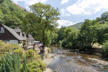 Fingle Köprüsü, Drewsteignton, Devon, Dartmorr, Devon, İngiltere'de İngiltere'de. Fingle Bridge Inn Dartmoor Milli parktan akar nehir Teign kıyısında popüler bir pub
