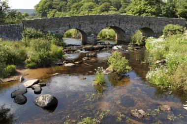 Doğu Dart 1780'ın Postbridge, Dartmoor Milli Parkı, Devon, İngiltere, İngiltere'de hamlet üzerinden tarihleri stonebridge altında akan nehri