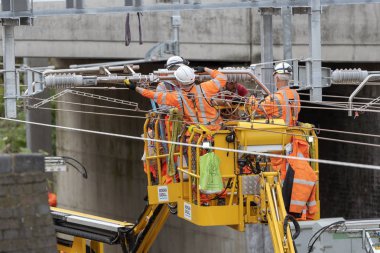 Newbury İstasyonu, Berkshire İngiltere'de. Mühendis demiryolu hattı Newbury, elektrifikasyon üzerinde bugün erken saatlerde çalışıyor. Büyük Batı Demiryolu bölge ths alanında 31 Ağustos kadar kapalı. 