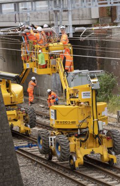 Newbury İstasyonu, Berkshire İngiltere'de. Mühendis demiryolu hattı Newbury, elektrifikasyon üzerinde bugün erken saatlerde çalışıyor. Büyük Batı Demiryolu bölge ths alanında 31 Ağustos kadar kapalıdır. kredi: Peter Titmuss / Alamy Live Haberler.