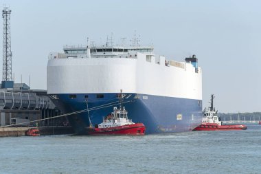Viking kader bir araba taşıyıcı gemisi tug. Bağlantı noktası, Southampton, İngiltere.