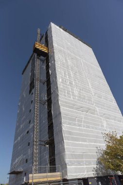 Gosport, Hampshire, İngiltere. Ekim 2018highrise blok daire ve apartman plastik iş binası, Gosport, Hampshire, İngiltere'de yürütülen iken hava koruma için örtü kaplı