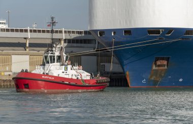 Viking kader bir araba taşıyıcı gemisi tug. Bağlantı noktası, Southampton, İngiltere.