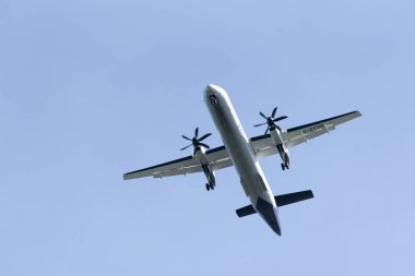 Bombardier Dash 8 yolcu uçağı inmeye finale üzerinde