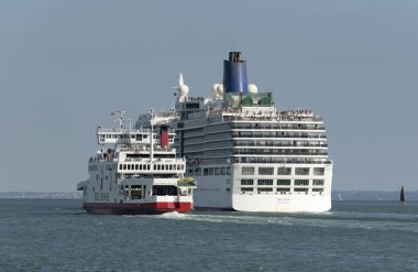 Arcadia yakın geçen bir Isle of Wight roro feribot cruise gemi Southampton su, İngiltere, Birleşik Krallık