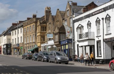 Chard, Somerset, İngiltere, İngiltere'de. Ticari binalar ve Phoenix Hotel Fore Street üzerinde.