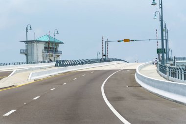 Asma köprü engelleri ve denetim ofisi Körfez Boulevard, Johns Pass, Madiera Beach, Florida, ABD