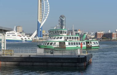 Portmouth Harbour's temel açılış sahne alanı'na geçen Gosport gemi. Portsmouth waterfrone bir zemin ile. İngiltere