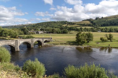 Carrog, eski taş köprü doğru nehir seyir üzerinde Denbighshire, North Wales, doğal konumu itibariyle River Dee