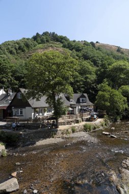 Fingle Köprüsü, Drewsteignton, Devon, İngiltere'de İngiltere'de. Fingle Bridge Inn Dartmoor Milli parktan akar nehir Teign kıyısında popüler bir pub