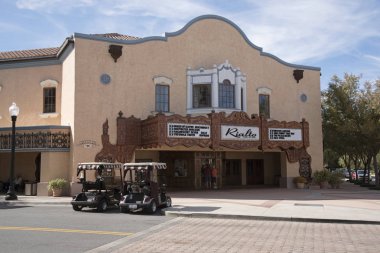 İspanyolca Springs Şehir Merkezi Florida ABD - Ekim 2016 - clubcarts ile tiyatro, sinema ve ana meydanında dışarıda