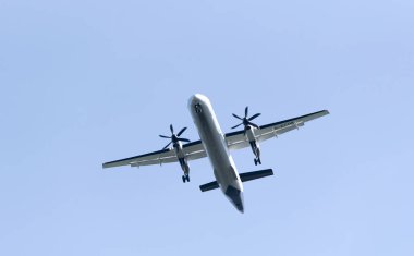 Bombardier Dash 8 yolcu uçağı inmeye finale üzerinde