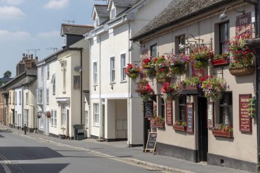 Moretonhampstead Dartmoor Milli Parkı, Devon, İngiltere, İngiltere'de küçük bir kasaba. Sepetleri asılı ile şehir merkezi pub The Union Inn,