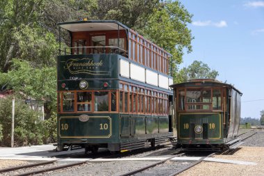 Franschhoek Western Cape, Güney Afrika için yakınındaki Groot Drakenstein deposu bir tek ve çift güverte şarap tramvay. Tramvay turist bağ turları almak..