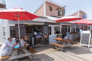 Tahta üzerinde öğle yemeği yemeyi Johns Pass Village, Florida ABD, Çift.