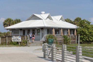 Cafe ve Körfez Pier dükkanında. Fort Desoto Park, Florida ABD.