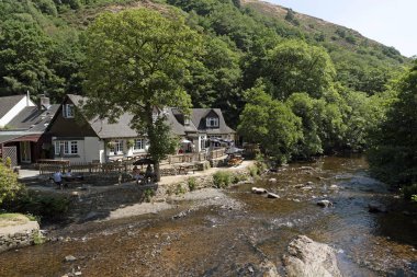 Fingle Köprüsü, Drewsteignton, Devon, İngiltere'de İngiltere'de. Fingle Bridge Inn Dartmoor Milli parktan akar nehir Teign kıyısında popüler bir pub