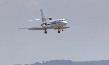 Fransız Deniz Kuvvetleri şahin Yeovilton Uk varış gününde açılış 50m. Bu maritme devriye uçakları RNA'ların Yeovilton, Somerset, İngiltere'de uluslararası hava gün Cumartesi 7 Temmuz 2018 üzerinde uçan ekrana parçası oluşturacak. Resim: Peter Titmuss/Alamyli