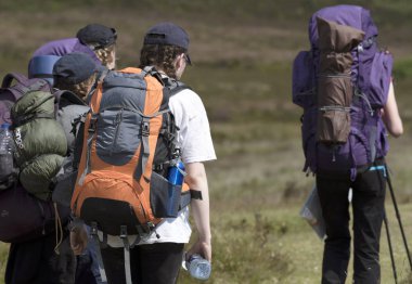Dartmoor Milli Parkı, Devon, İngiltere, İngiltere'de. Bir grup altı genç kadını Kuzey Dartmoor bölgede hiking.