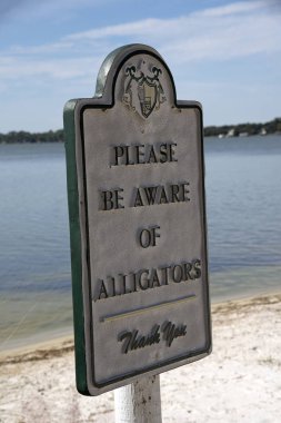 Mount Dora Florida ABD - Ekim 2016 - timsah uyarı işareti Gölü Dora sahilde