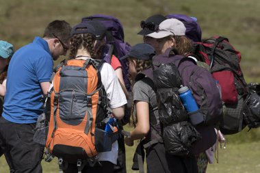 Dartmoor Milli Parkı, Devon, İngiltere, İngiltere'de. Bir grup daha önce Kuzey Dartmoor bölge'da yürüyüş bir toplantısında altı genç kadını.