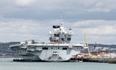 Portsmouth Uk. Cumartesi 18 Ağustos 2018. HMS Queen Elisabeth dün öğleden sonra daha fazla deniz tatbikatları için Amerika Birleşik Devletleri için Portsmouth tersane Güney İngiltere İngiltere olarak dağıtılması yola hazırlanıyor gördün. Bu gece kalkacak. Resim: Peter Titmuss / A