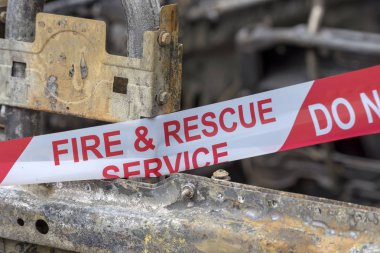Yangın hasarlı araç yangın ve kurtarma hizmet yapmak değil çapraz plastik şerit gösterilen.