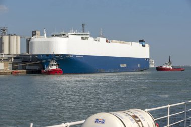 Viking kader bir araba taşıyıcı gemisi tug. Bağlantı noktası, Southampton, İngiltere.