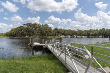 Hontoon Island State Park, Deland, Florida, ABD. St Johns River Deland taraftan görüldü.