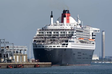 Southampton su, Güney İngiltere, İngiltere'de. 2018, Queen Mary 2 Qe 11 Terminal bırakarak