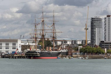 Portsmouth Tersane, İngiltere'de İngiltere'de. Hms Warrior savaş gemisi ve Portsmouth Limanı sahildeki Müzesi.