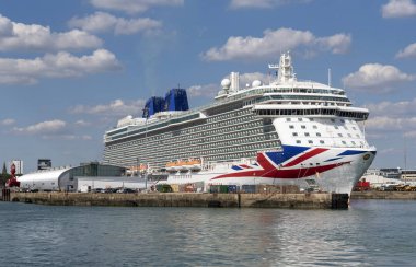 Yolcu gemisi yanında Britannia bağlantı noktası Southampton, İngiltere, İngiltere'de. 2018