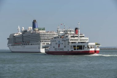 Arcadia yakın geçen bir Isle of Wight roro feribot cruise gemi Southampton su, İngiltere, Birleşik Krallık