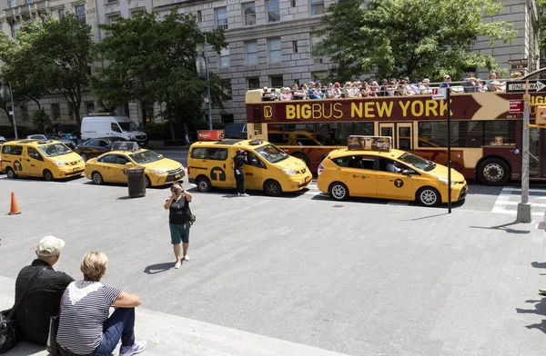 5Th Avenue Nueva York Turistas Siendo Fotografiados Milla Los Museos — Foto de Stock