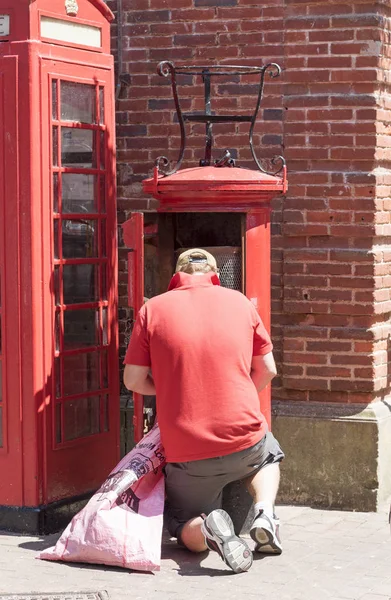 Postal Worker Emptying Red Letterbox Sidmouth Town Centre Devon — Stock Photo, Image